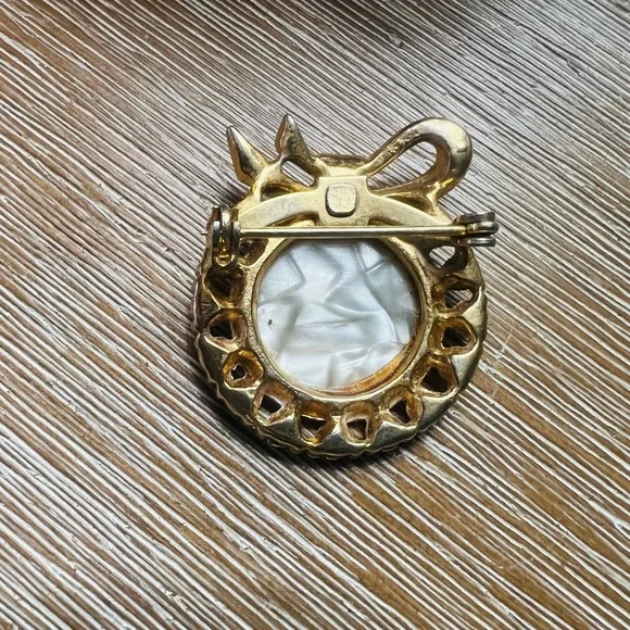 Pretty Mother Pin - Picture 2 of 2